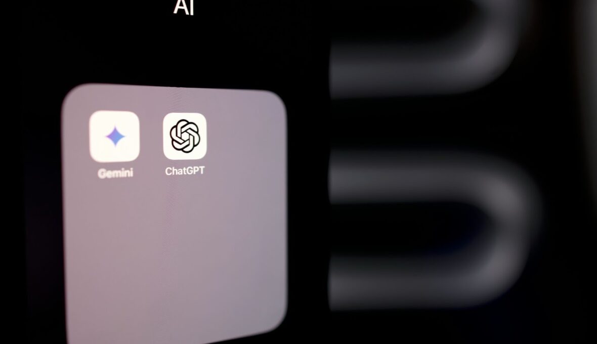 【最適解がわかる】GeminiとChatGPTは課金するならどっち？プロが教える「あなたに合うAI」診断と5つのビジネスシーンで徹底検証