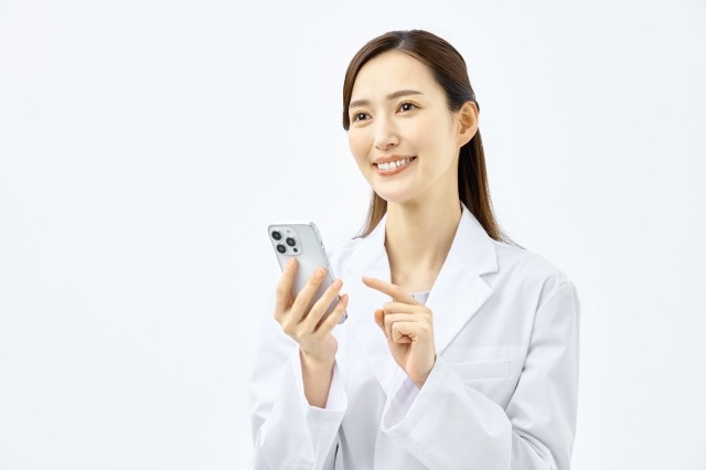 【2026年最新】クリニックのSNS活用ガイド|診療科別の選び方・医療広告ガイドライン・投稿ネタまでやさしく解説